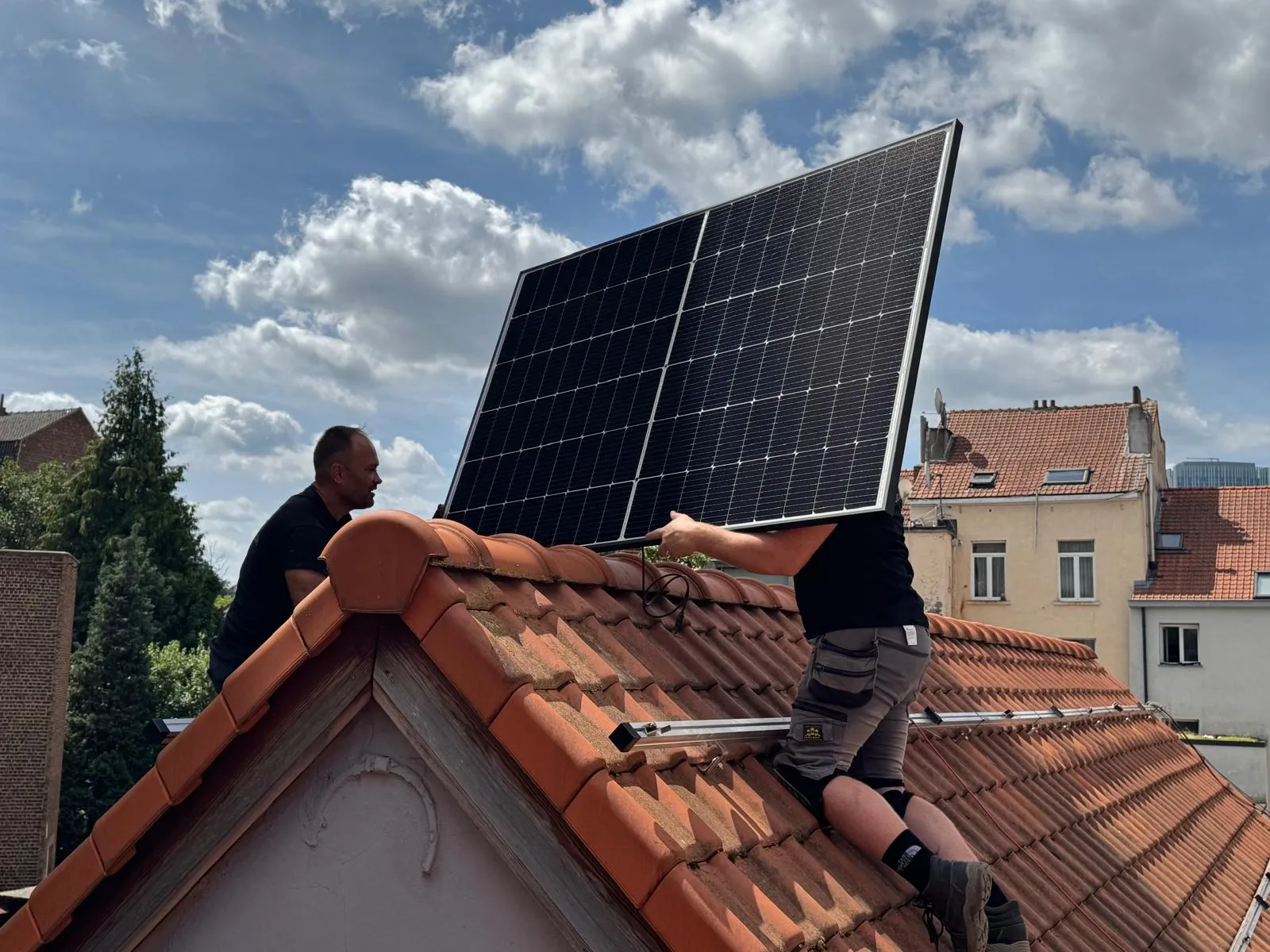 Installation d’un panneau photovoltaïque sur une toiture, photographie fournie par BEES Energy